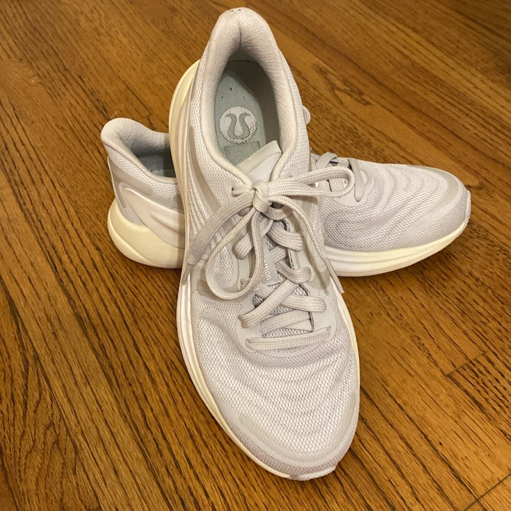 Lululemon W Blissfeel Run 2 Running Shoe white/light gray Size 8.5 EUC